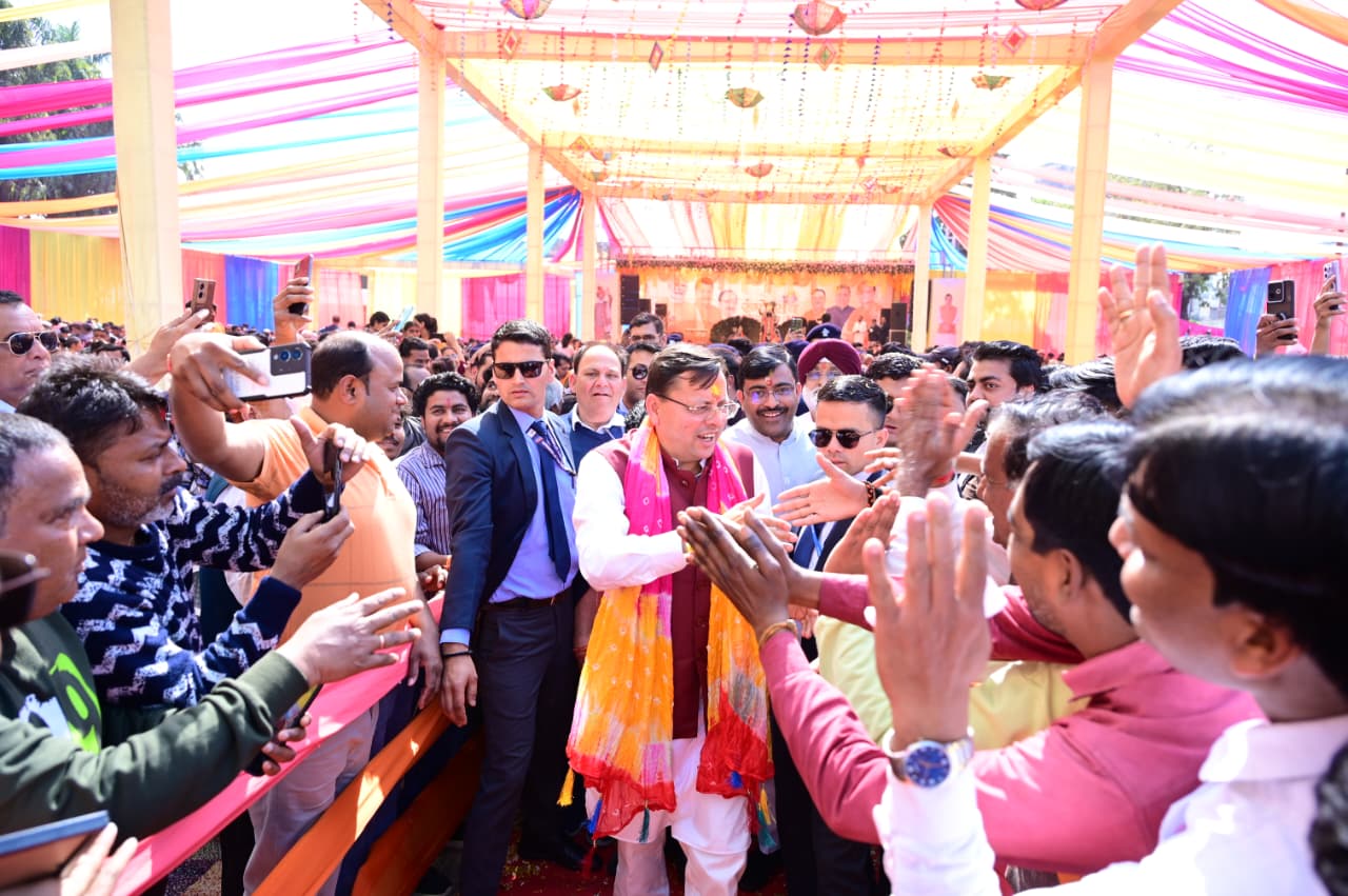 काशीपुर में कुमाऊँनी होली के रंगों में रंगे CM धामी; बोले- 'याद आ गई बचपन की वो सामूहिक होली और पकवानों की खुशबू'